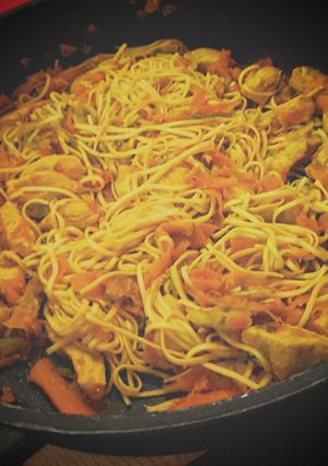 Une photo de Wok de poulet et légumes