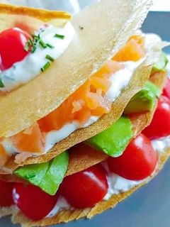 Une photo de 🥑🐟 Mille-feuille saumon avocat 🐟🥑