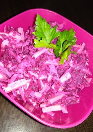 Фото Салат из свеклы с яблоками и сыром.