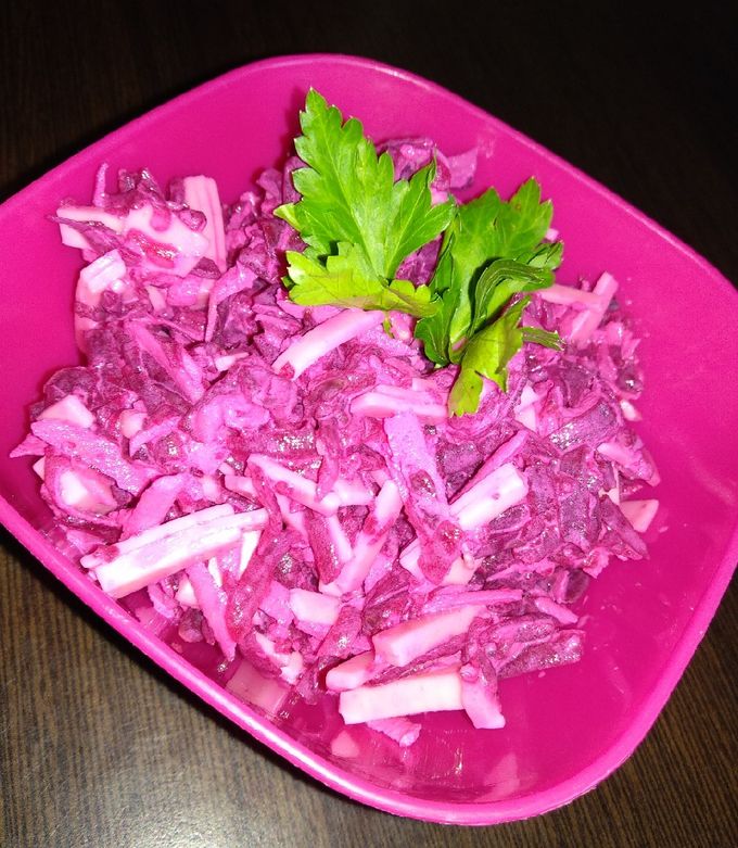 Фото Салат из свеклы с яблоками и сыром.