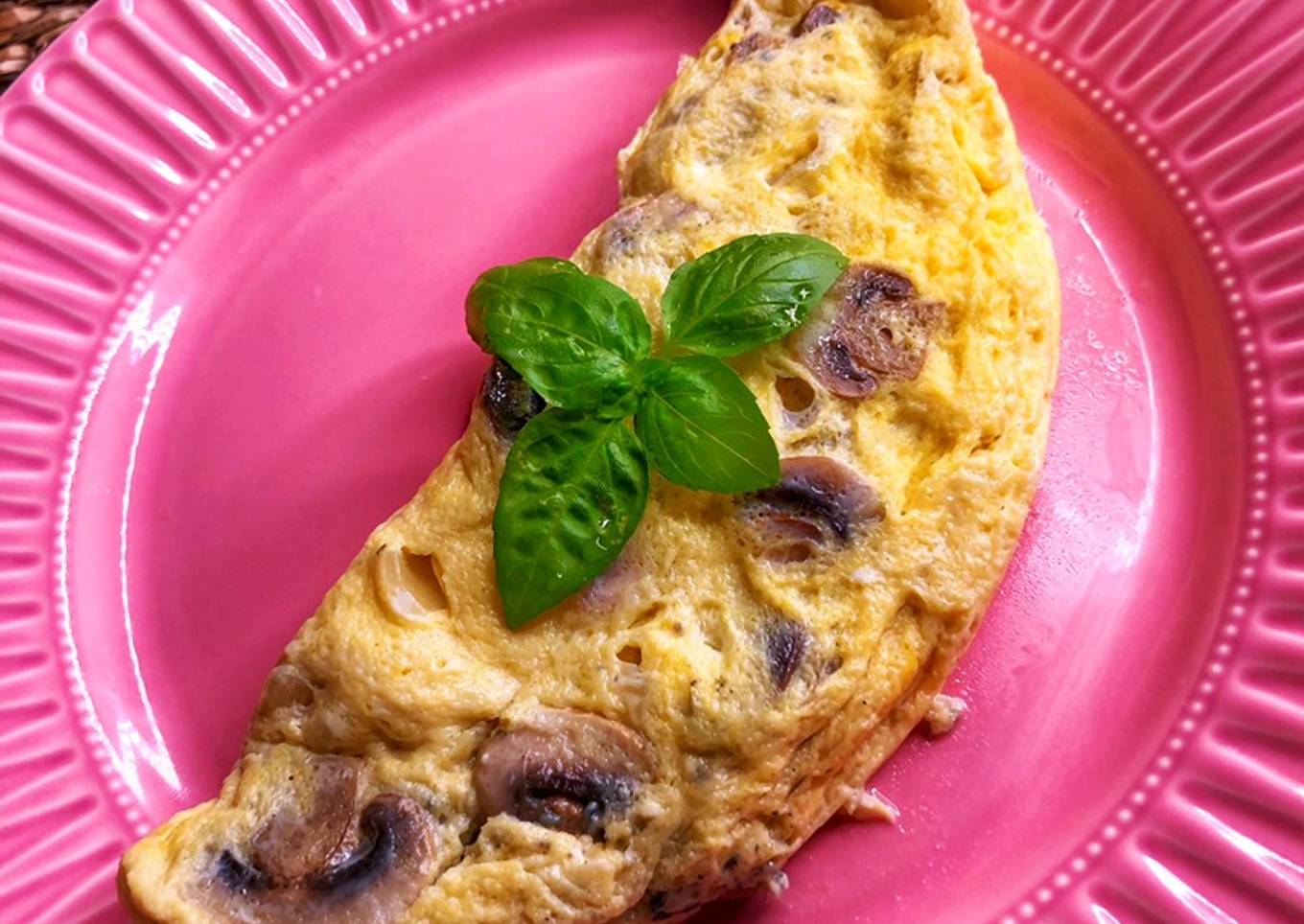 Tortilla de champiñones y queso azul al toque de albahaca con Lékué Omelette al microondas