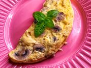 Una foto de omelette con albahaca