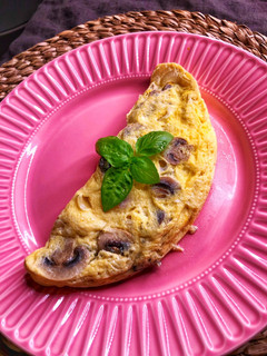 Foto principal de Tortilla de champiñones y queso azul al toque de albahaca con Lékué Omelette al microondas