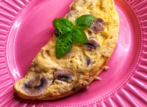 Foto principal de Tortilla de champiñones y queso azul al toque de albahaca con Lékué Omelette al microondas