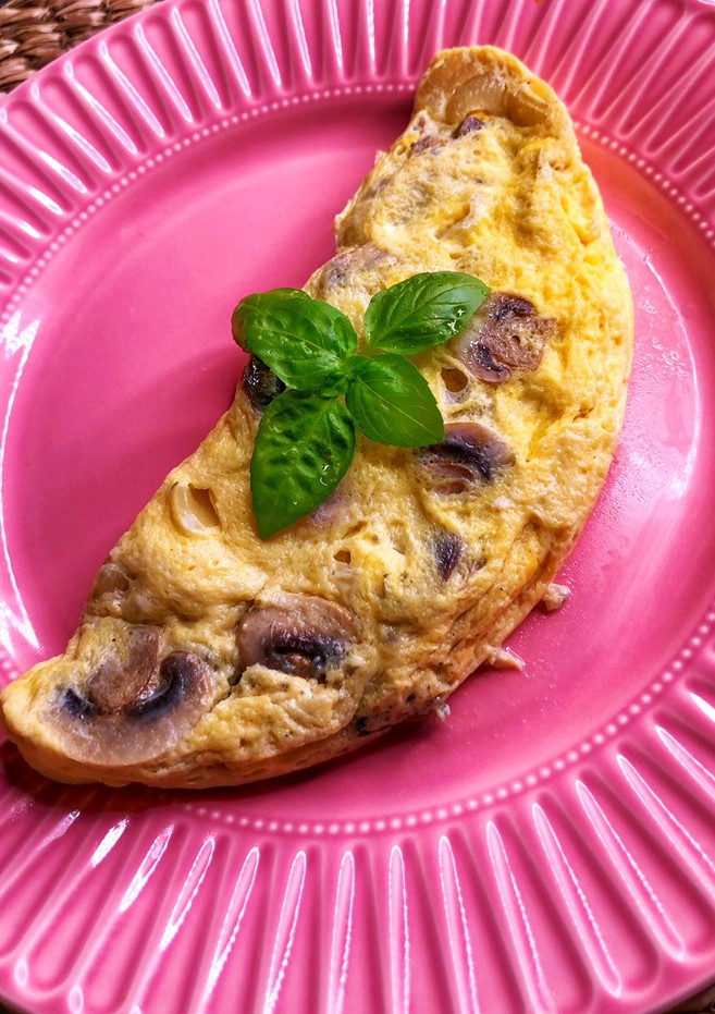 Una foto de Tortilla de champiñones y queso azul al toque de albahaca con Lékué Omelette al microondas