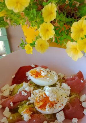 Une photo de 🍁 Tagliatelles de courgettes, feta, jambon cru et œuf 🍁