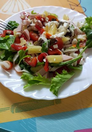 Una foto de Ensalada de piña, pavo, queso fresco y palitos de cangrejo