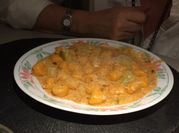 Una foto de corazones de alcachofas salsa