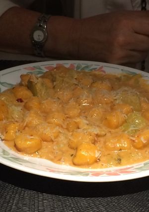 Una foto de Ñoquis con salsa de alcauciles