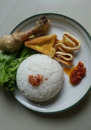 Foto resep Nasi Uduk (ricecooker) Ayam Goreng