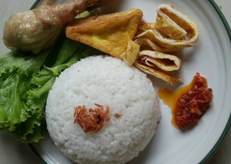 Nasi Uduk (ricecooker) Ayam Goreng
