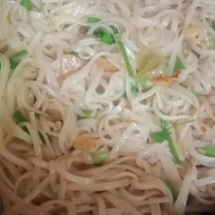 A picture of Aglio e olio noodles (Italian dish).