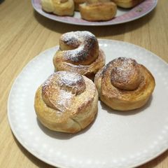 A picture of Cinnamon Roll.