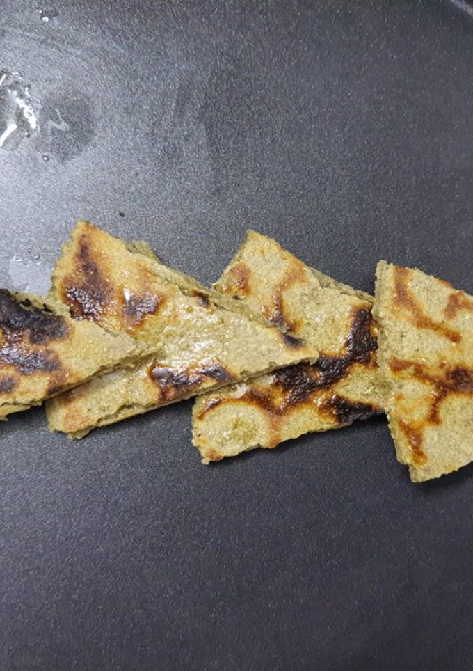 બાજરા ના રોટલા (Bajra Rotla Recipe In Gujarati) રેસીપી મુખ્ય ફોટો