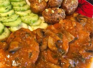 O poză a rețetei Escalop (Șnițel)de porc cu ciuperci, salată de castraveți și cartofi noi prăjiți la ceaun 😋.