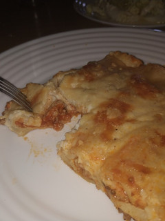 Una foto de Canelones con carne y tomate
