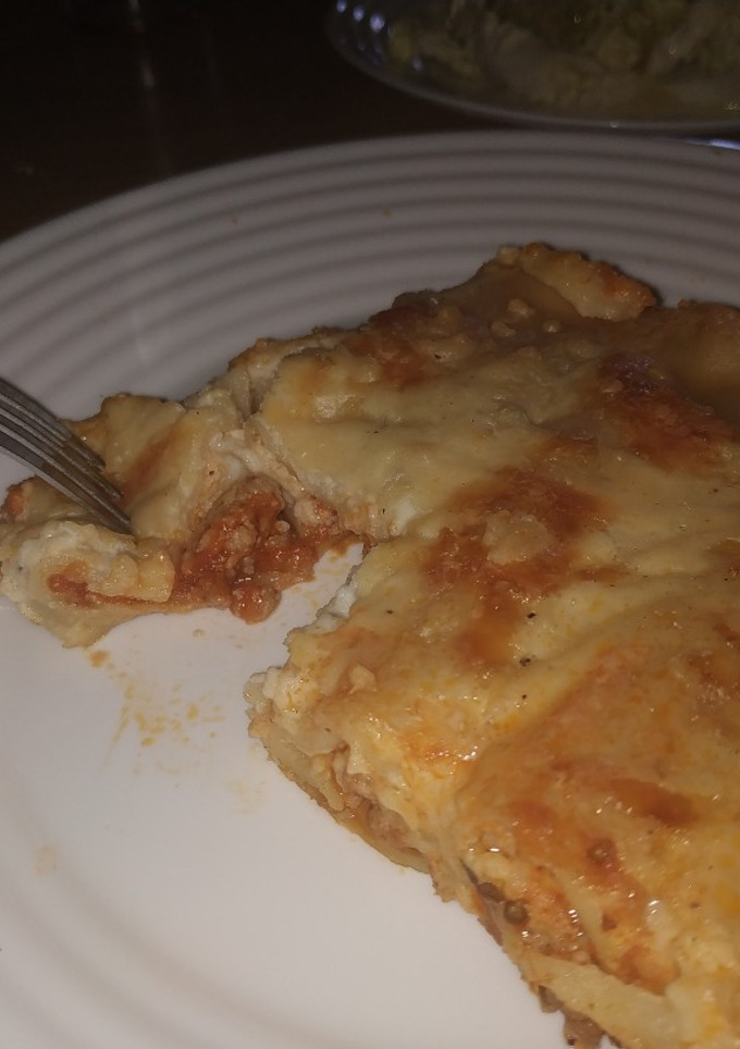 Una foto de Canelones con carne y tomate
