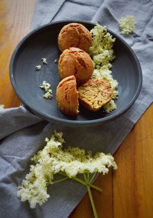 Zdjęcie przepisu Muffinki z kwiatem czarnego bzu.