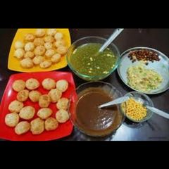 A picture of Mumbai road style Pani puri.