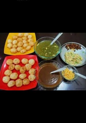 A picture of Mumbai road style Pani puri.