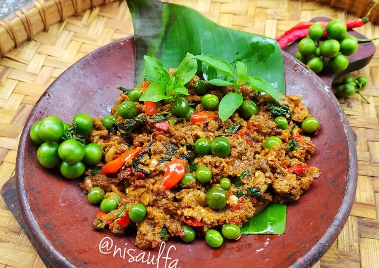 Bagaimana Menyiapkan Ulukutek Oncom Leunca yang Enak