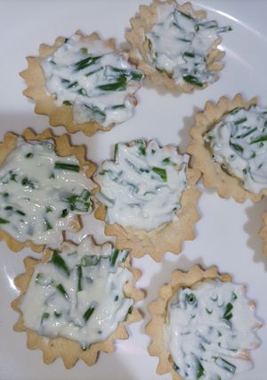Una foto de Canastitas de queso blanco y ciboulette