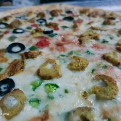 A picture of Tikka n kabab pizza.