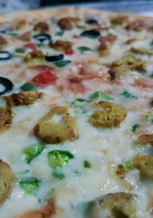 A picture of Tikka n kabab pizza.