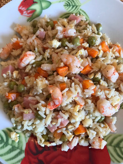 Una foto de Arroz frito tres delicias, estilo cantonés