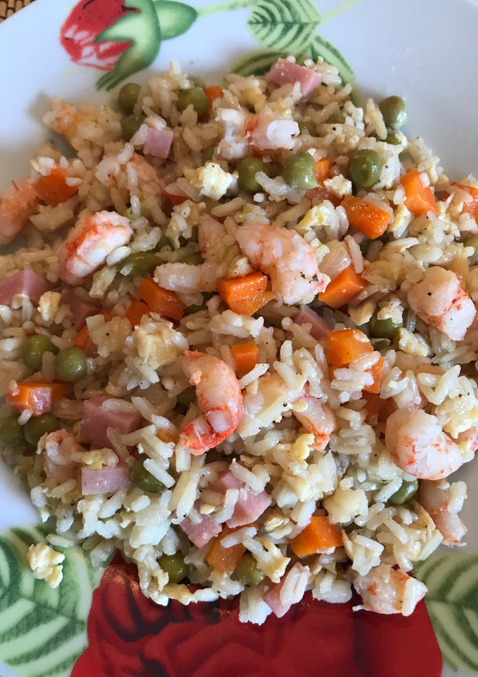 Una foto de Arroz frito tres delicias, estilo cantonés