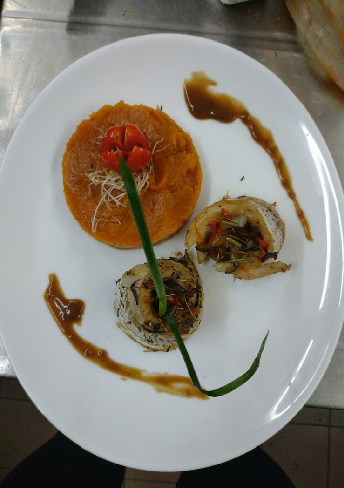 Una foto de Rolls de merluza con vegetales a las finas hierbas