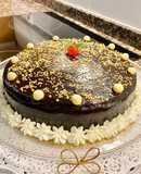 Pastel de zanahoria con cobertura de chocolate. (Carrot cake with chocolate topping)