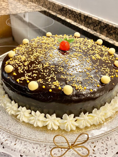 Una foto de Pastel de zanahoria con cobertura de chocolate. (Carrot cake with chocolate topping)