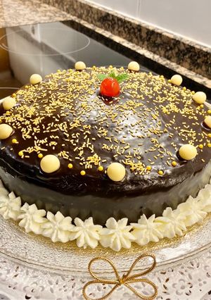 Una foto de Pastel de zanahoria con cobertura de chocolate. (Carrot cake with chocolate topping)