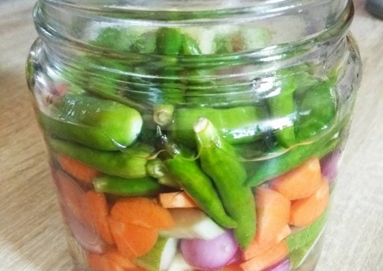 Acar bawang timun rawit wortel