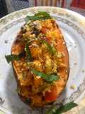 Boniato relleno de mijo con verduras y hierbabuena al horno