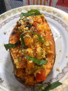 Foto principal de Boniato relleno de mijo con verduras y hierbabuena al horno