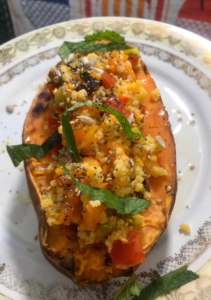 Una foto de Boniato relleno de mijo con verduras y hierbabuena al horno