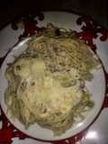 Pasta carbonara con maíz, tocineta y chuleta ahumada