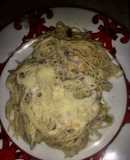 Pasta carbonara con maíz, tocineta y chuleta ahumada