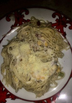 Una foto de Pasta carbonara con maíz, tocineta y chuleta ahumada