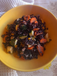 Foto di Insalata di riso Venere integrale con verdure