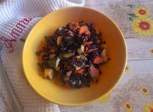 Foto di Insalata di riso Venere integrale con verdure