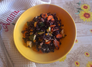 Foto di Insalata di riso Venere integrale con verdure
