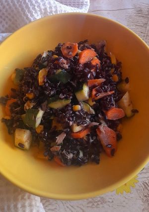 Foto di Insalata di riso Venere integrale con verdure