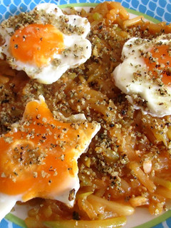 Cukkinispagetti tükörtojással recept fotója