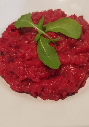 Una foto de Arroz con remolacha, tipo risotto