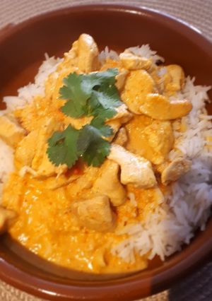 Una foto de 🇹🇭Pollo estilo tailandés con arroz basmati🍛
