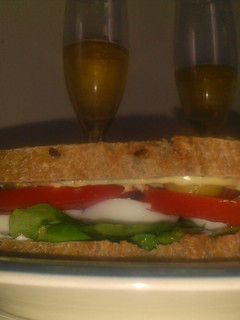 Una foto de Sándwich rico, fácil y saludable!!
