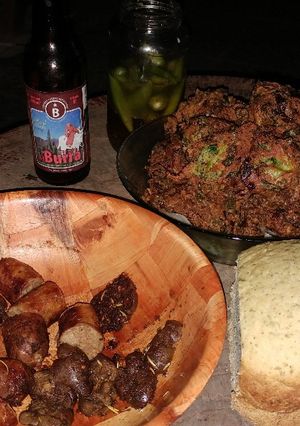 Una foto de Saltado frito de riñones adobados y chorizos con croquetas de lechuga